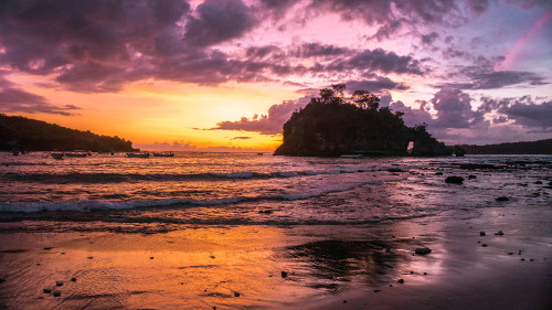 Sunset at Crystal Bay in Nusa Penida, Bali, Indonesia