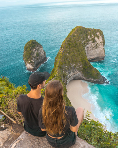 View over the Dinosaur Head at the Kelingking Beach cliff in Nusa Penida, Bali, Indonesia